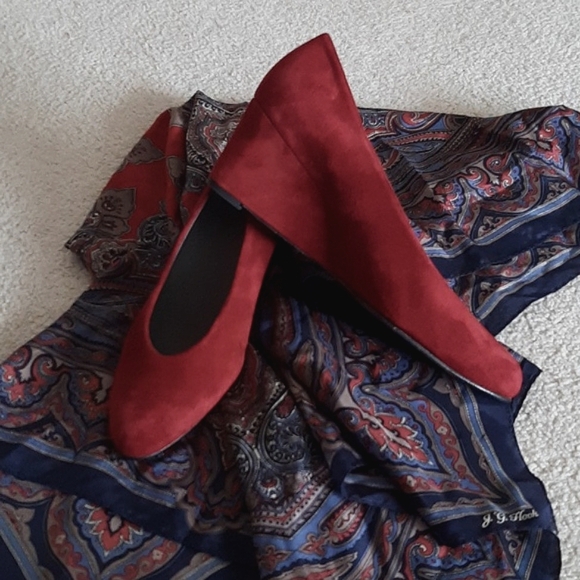 STUART WEITZMAN Gorgeous Rich Burgundy Red Suede Wedge Pumps - Near New - Picture 1 of 17